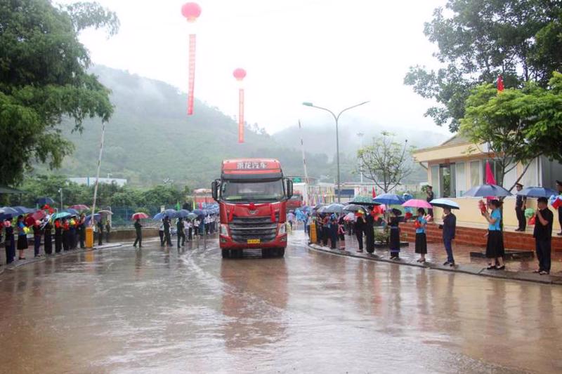 Vehicles transporting products via Hoanh Mo - Dong Zhong Border Gate pair on June 25. 