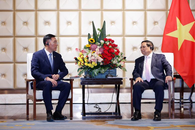 Prime Minister Pham Minh Chinh receiving Chairman of the Dalian Locomotive and Rolling Stock Co. Ltd. (CRRC) Sun Rongkun on June 24. Photo: VGP