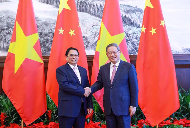 Prime Minister Pham Minh Chinh meeting with Chinese Premier Li Qiang in China on June 24. Photo: VGP
