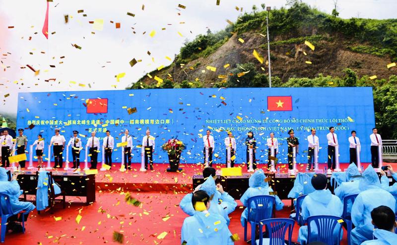 Lễ công bố lối thông quan Bắc Phong Sinh (Việt Nam) - Lý Hỏa (Trung Quốc) tại cửa khẩu Bắc Phong Sinh (Hải Hà, Quảng Ninh, Việt Nam).