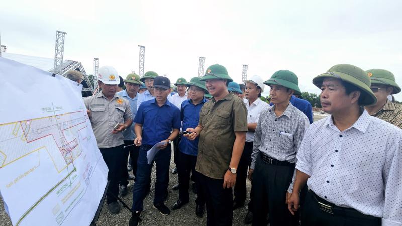 Chủ tịch UBND tỉnh Quảng Trị Võ Văn Hưng kiểm tra công tác chuẩn bị tổ chức lễ khởi công dự án Cảng hàng không Quảng Trị - Ảnh: T.T