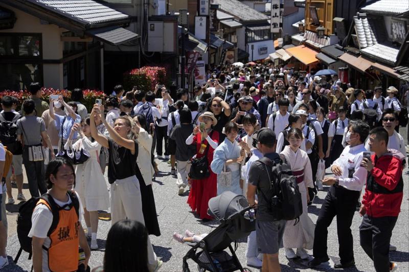 Quý 1/2024, du khách quốc tế tới Nhật đã chi tiêu 1,75 nghìn tỷ yên (11,1 tỷ USD) – một con số kỷ lục – Ảnh: EPA-EFE