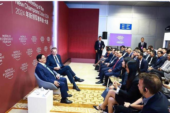 Prime Minister Pham Minh Chinh at the dialogue held with startup and innovator community of the World Economic Forum in China on June 25. (Photo: VNA)