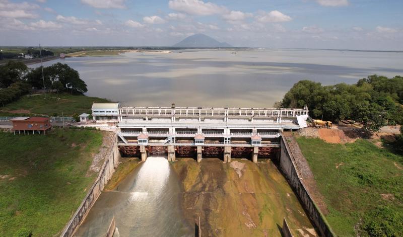 Hồ Dầu Tiếng là hồ thủy lợi lớn nhất Việt Nam có khả năng cung cấp nước tưới trực tiếp cho 1.170 km2 đất sản xuất nông nghiệp tại TP.HCM, Bình Phước và Bình Dương.
