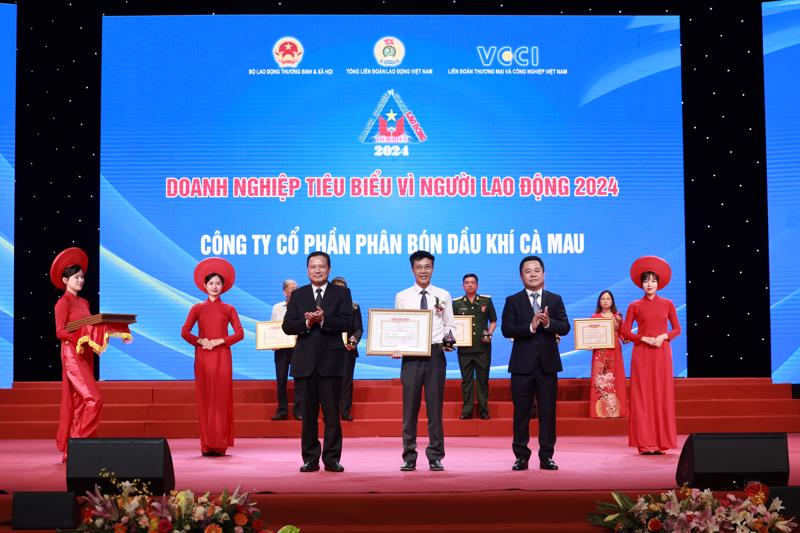 Ông Nguyễn Đức Hạnh - TV.HĐQT, chủ tịch Công đoàn PVCFC đại diện nhận bằng chứng nhận.