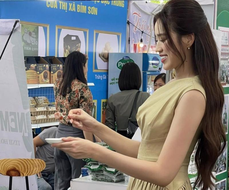 Hoa hậu Đỗ Thu Hà tham gia sự kiện trên và rất hào hứng với món nem chua là đặc sản nổi tiếng của quê hương Thanh Hóa