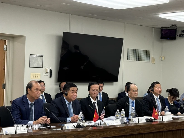 Minister of Planning and Investment Nguyen Chi Dung (second from left) co-chairs the dialogue in Washington D.C. on June 25. Photo: VNA
