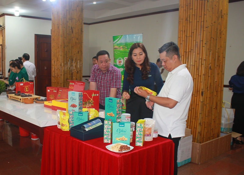 Bà Nguyễn Thị Mỵ giới thiệu sản phẩm hạt điều Bình Phước tại Bộ Nông nghiệp và Phát triển nông thôn.