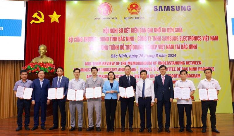 Bộ Công Thương, Samsung và các doanh nghiệp ký kết thỏa thuận hỗ trợ tư vấn cho các doanh nghiệp tại Bắc Ninh tham gia dự án phát triển nhà máy thông minh năm 2024.