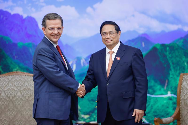 Mr Paulo Medas (left), head of the IMF delegation to Vietnam, meeting with Prime Minister Pham Minh Chinh in Hanoi on June 21. (Source: VGP)