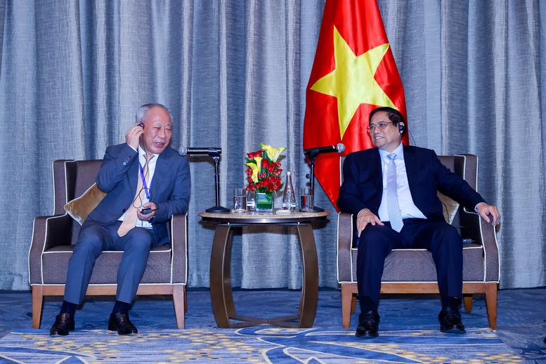 Prime Minister Pham Minh Chinh (right) receives Mr. Yan Jiehe, founder of the China Pacific Construction Group. Photo: VGP