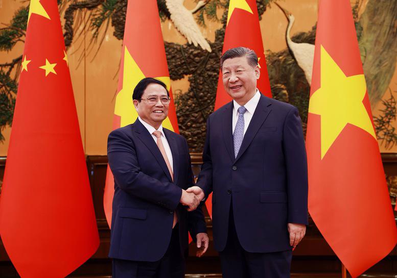 Prime Minister Pham Minh Chinh (left) meets General Secretary of the Communist Party of China and President of China Xi Jinping in Beijing on June 26. Photo: VGP