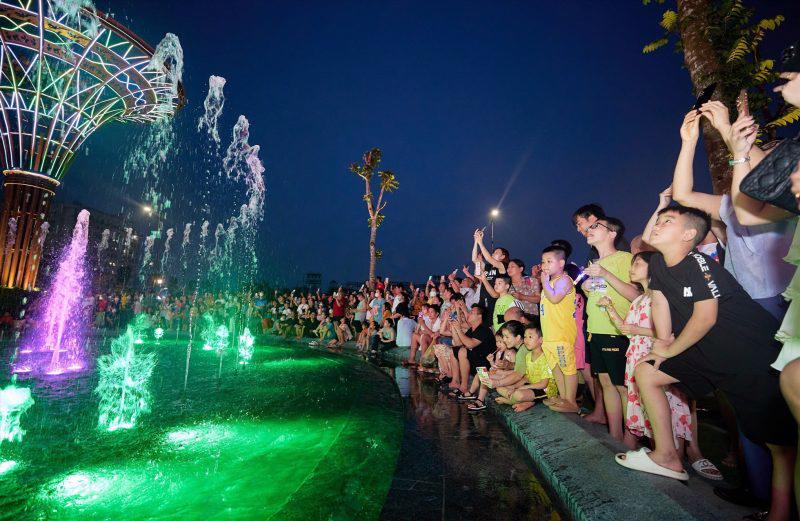 Quảng trường biển Sầm Sơn thời điểm này vào buổi tối luôn đông kín du khách