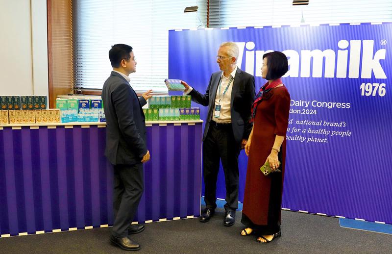 Mr. Richard Hall, Chairman of the Global Dairy Congress, hears about Vinamilk’s Green Farm products at the Global Dairy Congress 2024.
