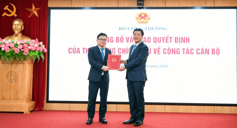 Bộ trưởng Bộ Công Thương Nguyễn Hồng Diên trao quyết định bổ nhiệm tân Thứ trưởng Trương Thanh Hoài.