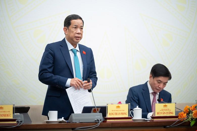 Ông Đặng Thuần Phong, Phó Chủ nhiệm Ủy ban Xã hội của Quốc hội trả lời báo chí tại buổi họp báo.