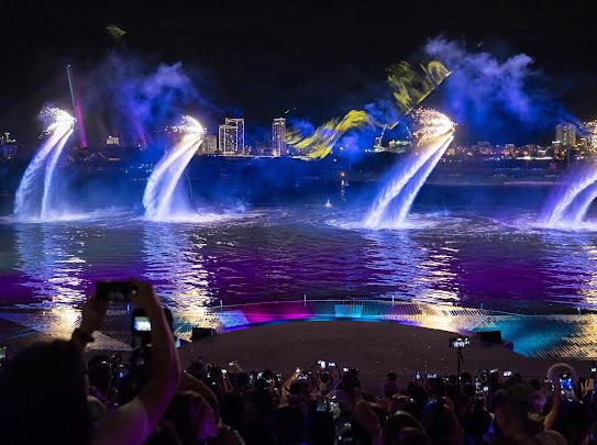 Hàng chục nghìn người dân Đà Nẵng và khách du lịch hào hứng với Show nghệ thuật bên sông Hàn.