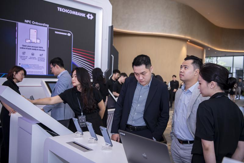 Khán giả trải nghiệm tại sự kiện công nghệ “Techcombank Keynote -Tiên phong đổi mới, bứt phá vượt trội”, diễn ra ngày 28/6