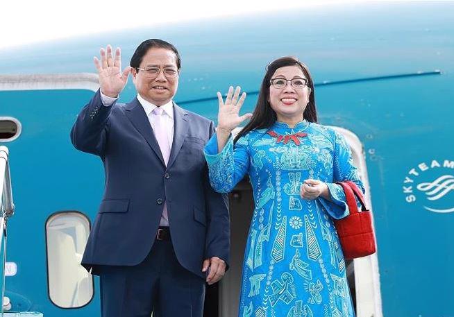 PM Pham Minh Chinh and his spouse Le Thi Bich Tran leave Hanoi on June 30 morning for an official visit to the Republic of Korea (Photo: VNA)