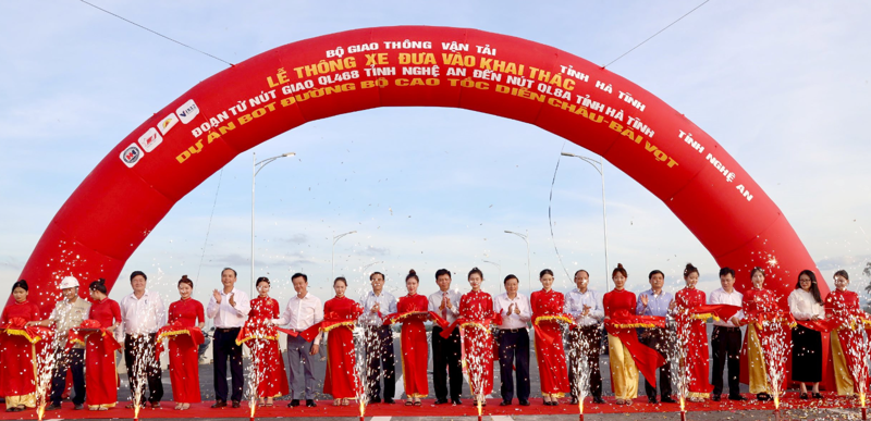 Các đại biểu thực hiện nghi thức cắt băng, thông xe toàn tuyến cao tốc Diễn Châu - Bãi Vọt.