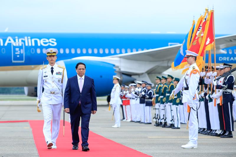 Thủ tướng duyệt Đội danh dự, gồm đại diện các lực lượng của quân đội Hàn Quốc. Ảnh: VGP.