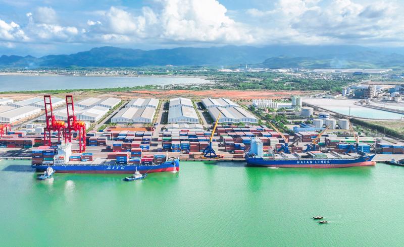 Chu Lai Port collaborates with numerous international shipping lines to facilitate the import and export of goods for businesses.