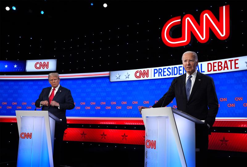 Hai ứng cử viên tổng thống Mỹ, ông Joe Biden (phải) và ông Donald Trump trong cuộc tranh luận trực tiếp đầu tiên hôm 27/6 - Ảnh: Bloomberg.