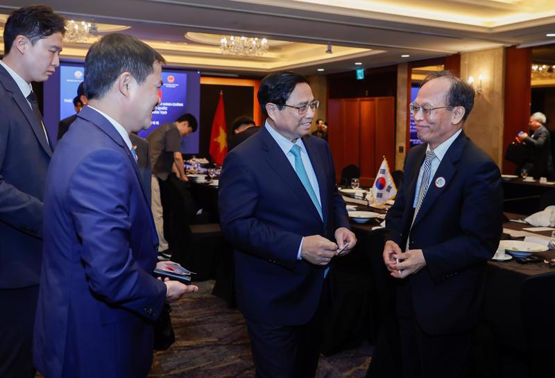 PM Pham Minh Chinh meeting with Korean experts and scientists in AI, semiconductor in Seoul on July 1. Photo: VGP