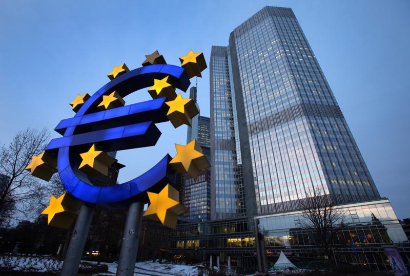 Biểu tượng đồng euro bên ngoài trụ sở ECB ở Frankfurt, Đức - Ảnh: Bloomberg.