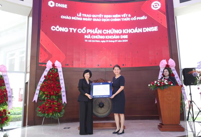Bà Nguyễn Thị Việt Hà, Quyền chủ tịch HoSE trao quyết định niêm yết cho bà Phạm Thị Thanh Hoa, Tổng Giám đốc DNSE.