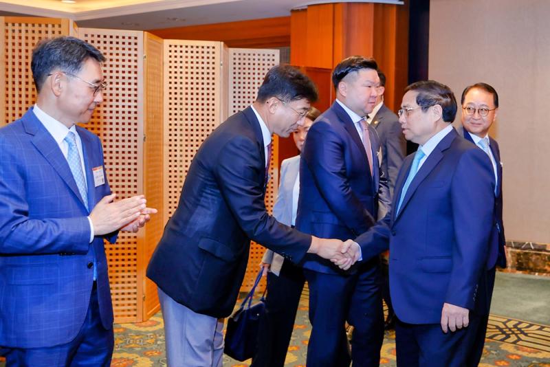 Lãnh đạo các tập đoàn, doanh nghiệp lớn chào đón Thủ tướng Phạm Minh Chính dự Tọa đàm bàn tròn - Ảnh: VGP