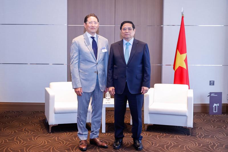 Prime Minister Pham Minh Chinh (right) met with Mr. Cho Hyun-joon, Chairman of Hyosung Group. Source: VGP
