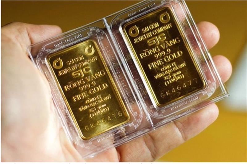 Vàng SJC được bán cho các cơ sở kinh doanh vàng bạc không có giấy phép với giá chênh lệch cao hơn so với Ngân hàng thương mại Nhà nước bán .