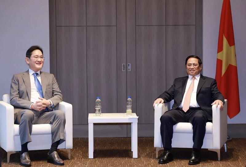 PM Pham Minh Chinh (R) and Executive Chairman of Samsung Electronics Lee Jae Yong in Seoul on July 2 (Photo: VNA)