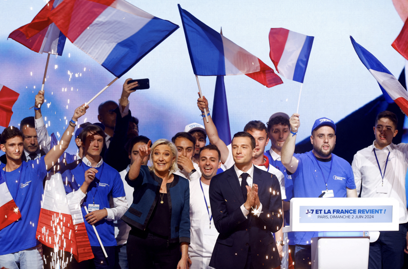 Bà Marine Le Pen, thủ lĩnh đảng cực hữu Mặt trận Quốc gia Pháp (RN) và người ủng hộ tại một sự kiện vào tháng 6/2024 - Ảnh: Reuters.
