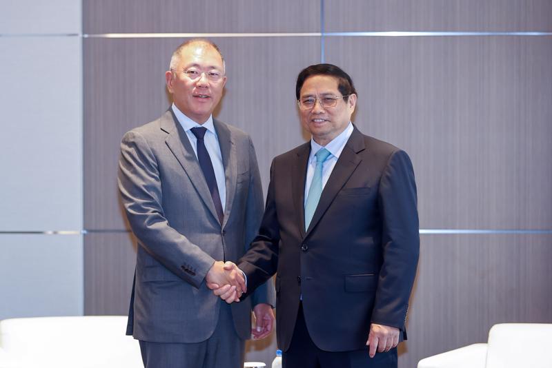 Thủ tướng Phạm Minh Chính và ông Euisun Chung, Chủ tịch điều hành Tập đoàn Hyundai Motor Group - Ảnh: VGP