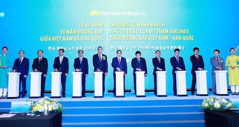 Prime Minister Pham Minh Chinh (C) and other delegates at the ceremony. (Photo: VNA)