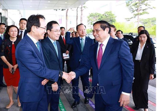 Samsung leaders welcome Prime Minister Pham Minh Chinh (right) to the group's semiconductor cluster in Gyeonggi province. (Photo: VNA)