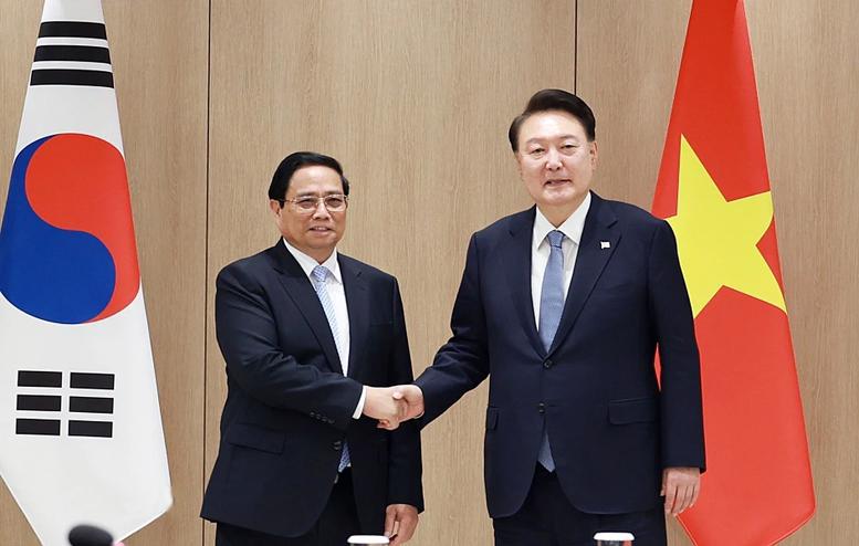PM Pham Minh Chinh (L) meets with South Korea President Yoon Suk-yeol in Seoul on July 2 (Photo: VGP)