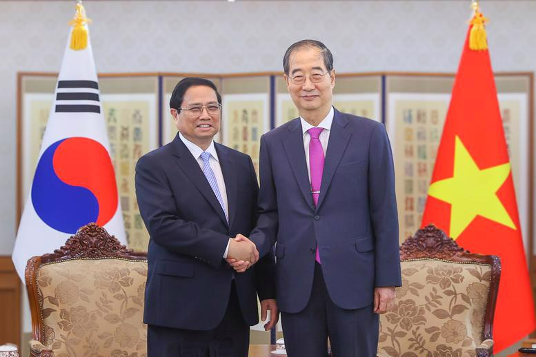 PM Pham Minh Chinh (L) and his South Korean counterpart Han Duck Soo during the former's official visit to South Korea from June 30 to July 3 (Photo: VGP)