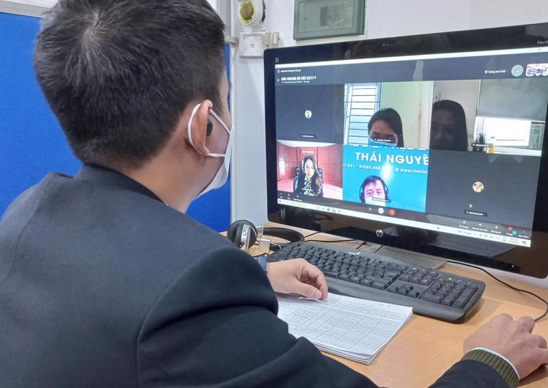 A worker attending a virtual job fair to seek job. 