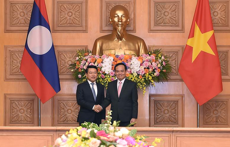 Deputy Prime Minister Tran Luu Quang (right) welcomes Lao Deputy Prime Minister and Foreign Minister Saleumxay Kommasith. Photo: VGP