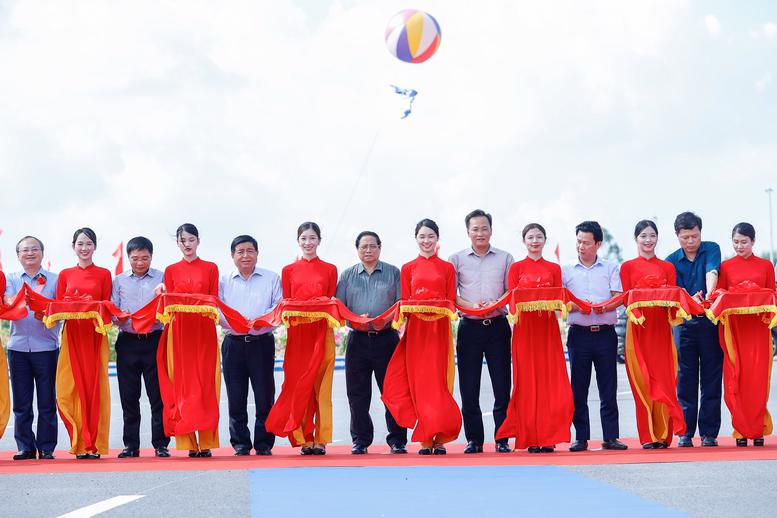 Prime Minister Pham Minh Chinh attending the inauguration ceremony of the road in northern Hung Yen province on July 7. Photo: VGP