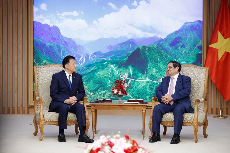 Prime Minister Pham Minh Chinh (right) receiving Minister Yoshitaka Shindo in Hanoi on July 9. Photo: VGP