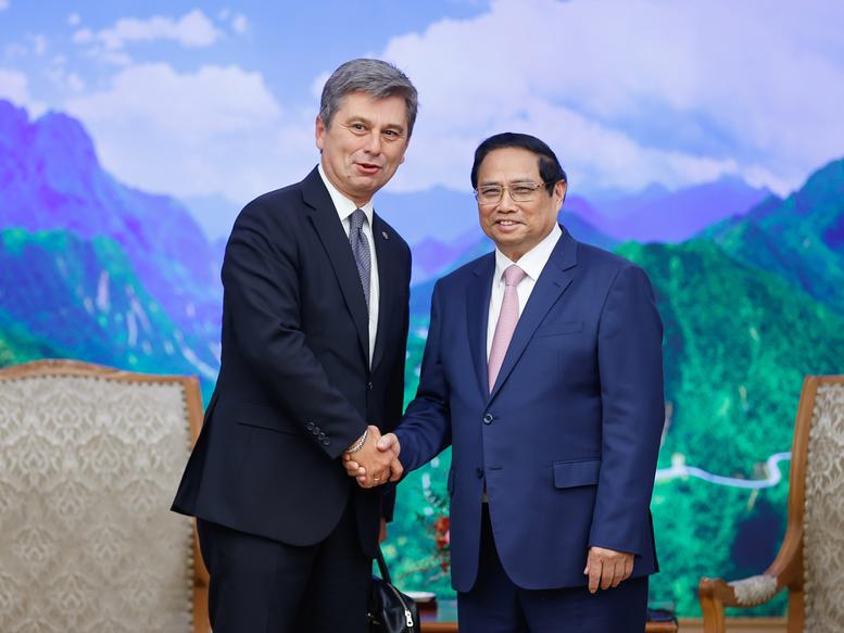 Prime Minister Pham Minh Chinh (right) receiving FIATA President Turgut Erkeskin in Hanoi on July 9. Photo: VGP