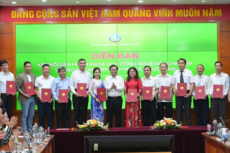 Bộ trưởng Lê Minh Hoan chứng kiến ký kết hợp tác trong việc chuyển giao công nghệ giữa các Viện nghiên cứu và các doanh nghiệp.