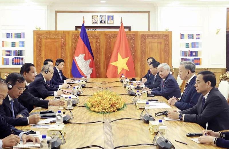 Talks between President To Lam and  President of CPP and President of Cambodian Senate Hun Sen in Phnom Penh on July 12 (Photo: VNA)