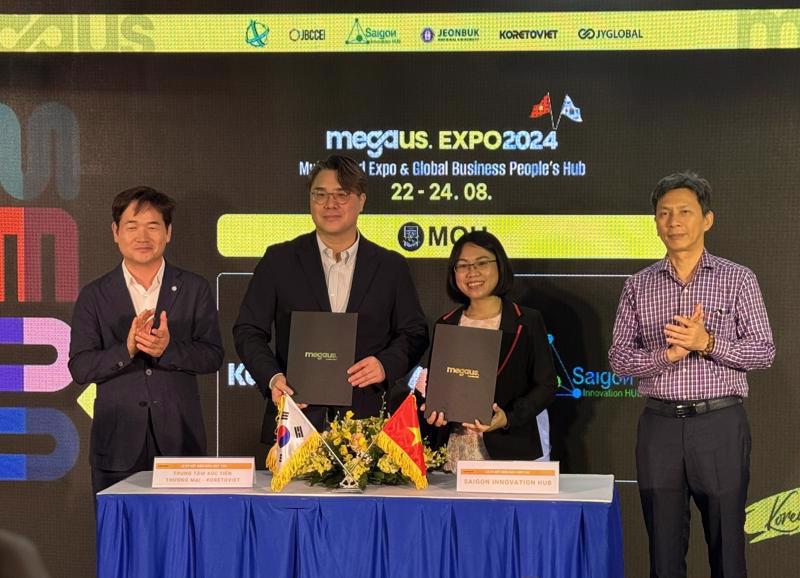 Representatives of the Ho Chi Minh City Department of Science and Technology and Jeonbuk Center for Creative Economy and Innovation sign an MoU on cooperation at a press briefing held on July 11 to announce the Mega Us Expo 2024. 