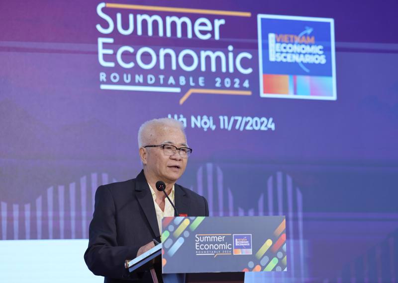 Dr. Chu Van Lam, Editor-in-Chief, Vneconomy and Vietnam Economic Times, addresses the Summer Economic Roundtable 2024 (Photo: Tri Phong)