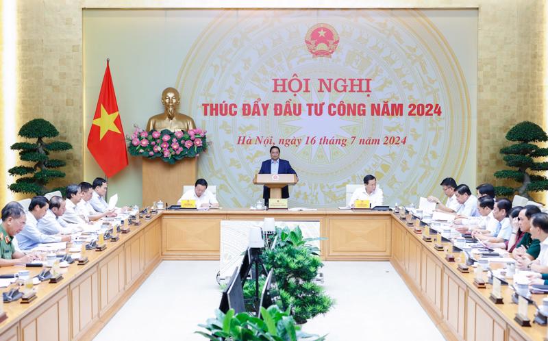 Thủ tướng Phạm Minh Chính chủ trì Hội nghị trực tuyến toàn quốc của Thường trực Chính phủ về thúc đẩy đầu tư công năm 2024. 